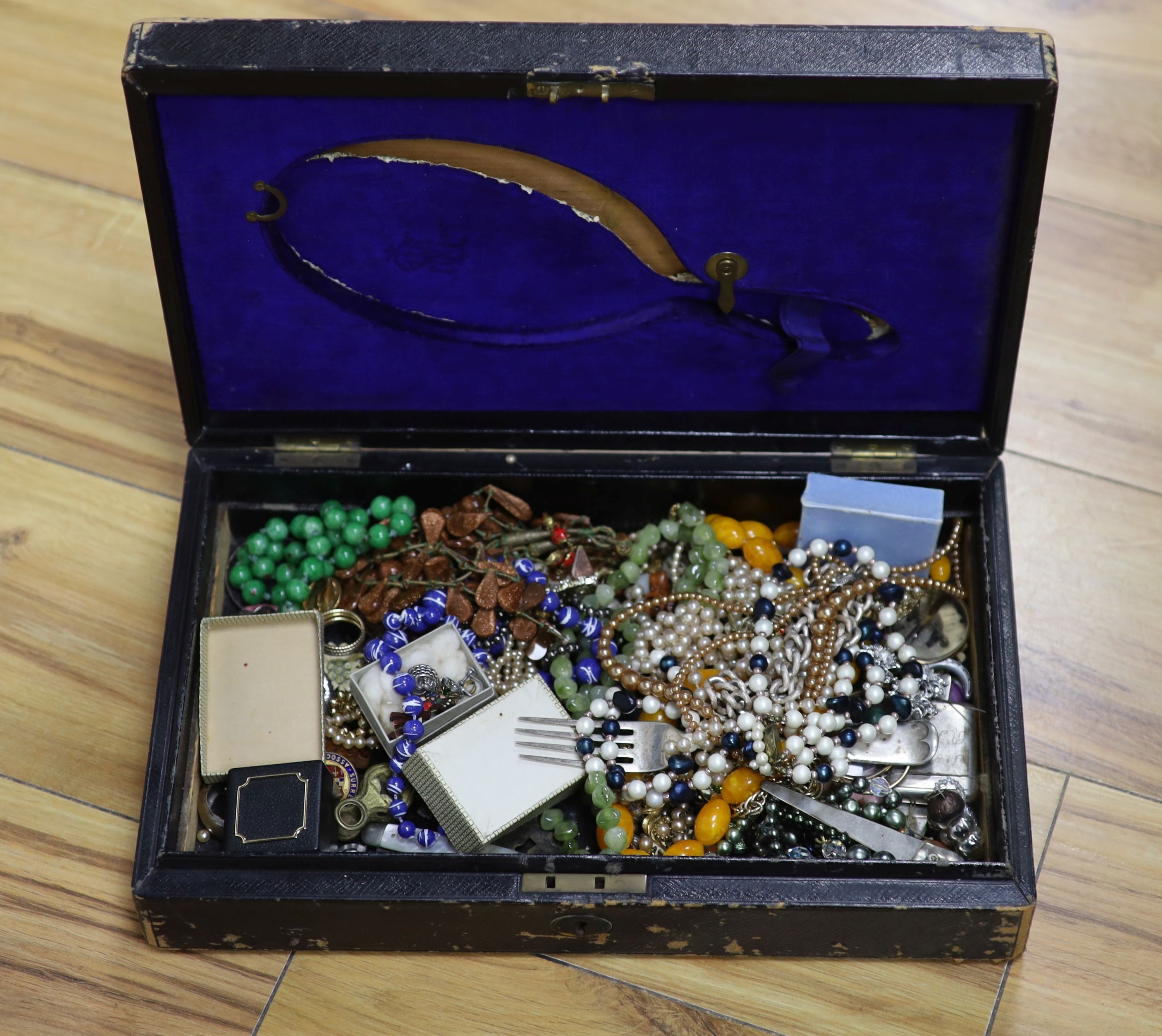 A quantity of assorted costume jewellery including a faux amber necklace etc.